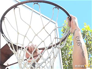 mummy Kendra passion likes basketball and blowjobs