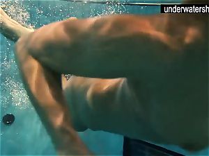 2 spectacular amateurs showing their bodies off under water
